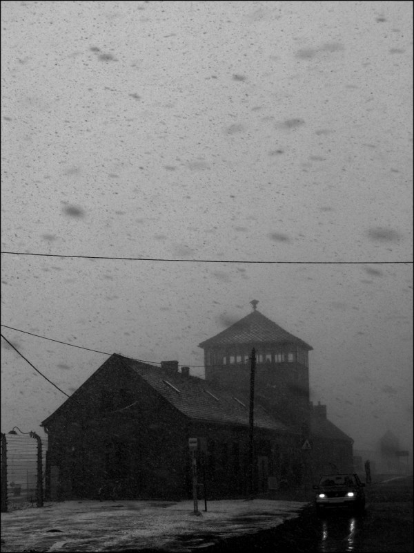 auschwitz-watchtower-in-snow