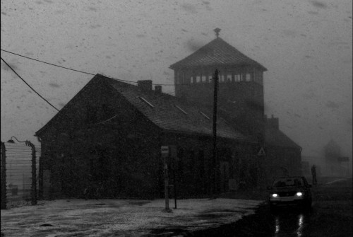 auschwitz-watchtower-in-snow